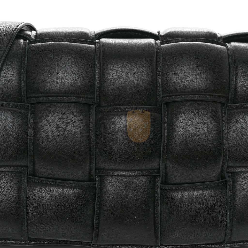 bo*te*ga Ve*ne*ta nappa maxi intrecciato padded cassette crossbody bag black (26*18*8cm)